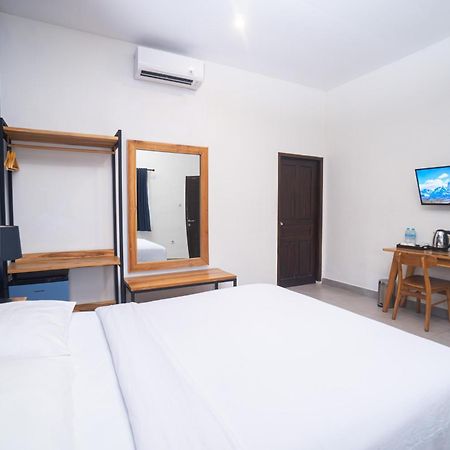 Отель La Casa Jogja Kejayan Экстерьер фото